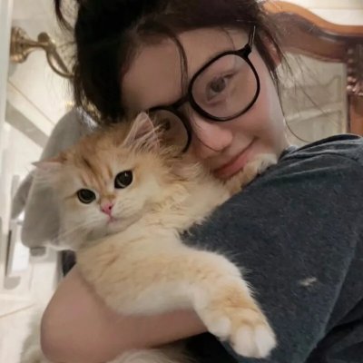 高墙、黑色与帅小伙